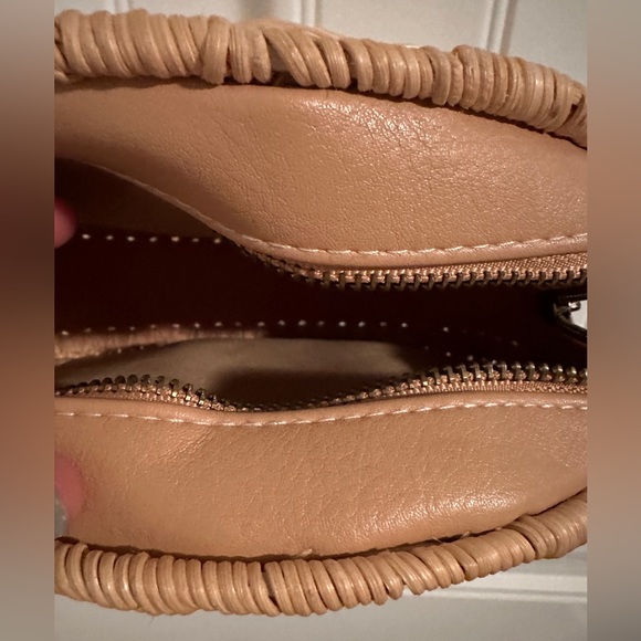 Universal Tread Straw Circle Tote Handbag - Picture 8 of 8